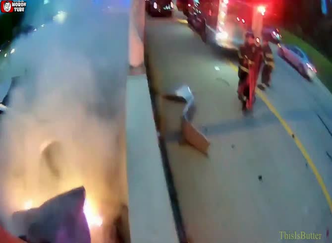 Video :During a police pursuit, a driver forcefully collides with a car traveling in the wrong direction